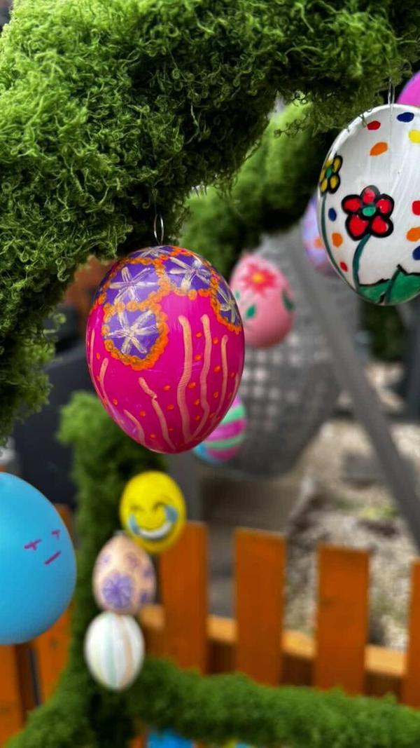 Gemeinsam haben die "Höllerleiner" aus Wiesenthau diesen Brunnen gebaut und die Eier verziert. Von vier bis 80 Jahren war alles dabei.