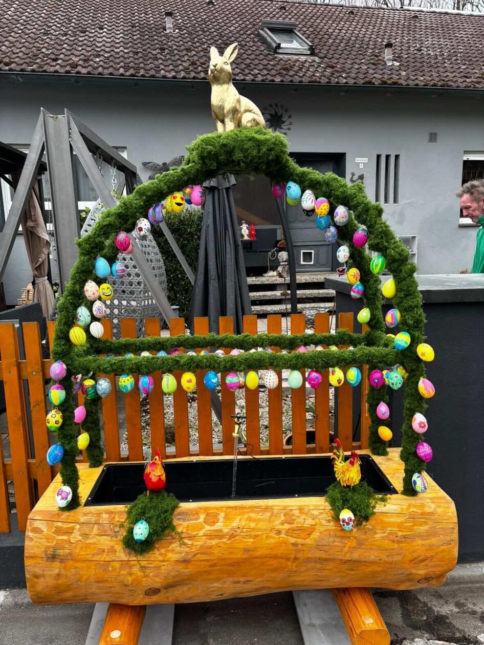 Gemeinsam haben die "Höllerleiner" aus Wiesenthau diesen Brunnen gebaut und die Eier verziert. Von vier bis 80 Jahren war alles dabei.