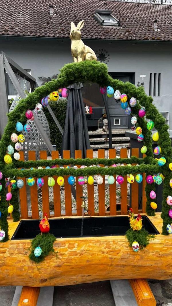 Gemeinsam haben die "Höllerleiner" aus Wiesenthau diesen Brunnen gebaut und die Eier verziert. Von vier bis 80 Jahren war alles dabei.