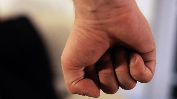 ILLUSTRATION - Ein Mann ballt seine Faust. (zu dpa