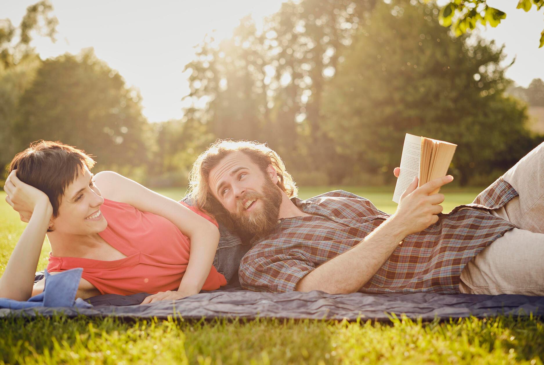 Im Mai gibt es nicht nur neue Bücher, sondern hoffentlich auch endlich das passende Wetter, um gemütlich im Freien zu lesen.