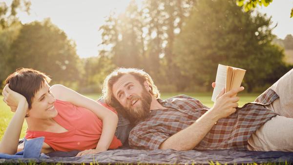 Im Mai gibt es nicht nur neue Bücher, sondern hoffentlich auch endlich das passende Wetter, um gemütlich im Freien zu lesen.
