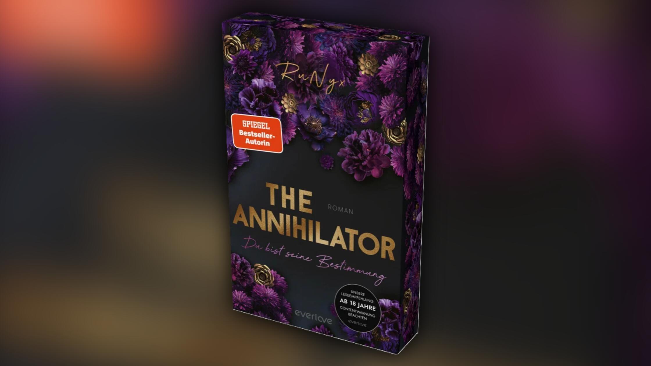 Band 5 der beliebten "Dark Verse"-Reihe von RuNyx: Spice-Level 4 von 5! Seit ihrer Kindheit ist Lyla Gefangene des Syndikats und muss in Nachtclubs tanzen. Ihr einziger Lichtblick: der geheimnisvolle Shadowman, der sie beschützt - und jede Bedrohung ausschaltet. Trotz seiner unergründlichen Motive kann Lyla seiner Anziehung nicht widerstehen. Nach einer riskanten Rettung merkt sie, dass ihre Verbindung tiefer ist, als sie ahnte, und seine größten Geheimnisse mit ihrer eigenen Vergangenheit verknüpft zu sein scheinen. Erscheinungstermin: 29. Mai 2026 320 Seiten everlove 18 Euro