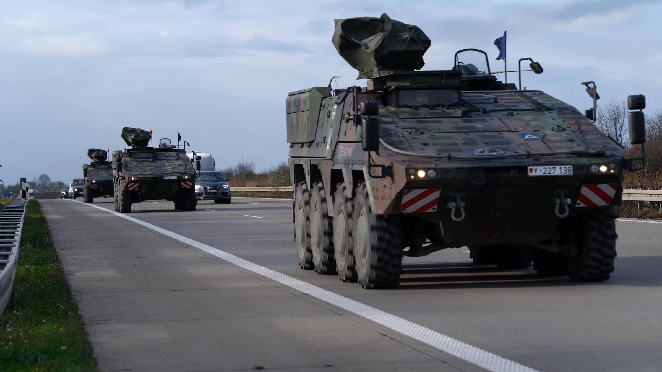 Militärfahrzeuge der Bundeswehr auf der Autobahn G