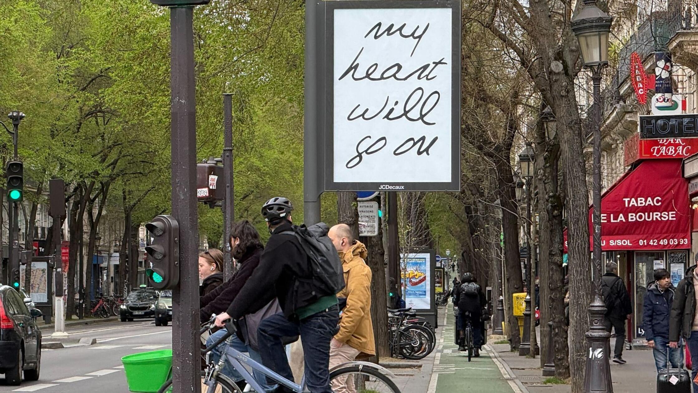 Ein Plakat mit dem Liedtitel «My heart will go on»