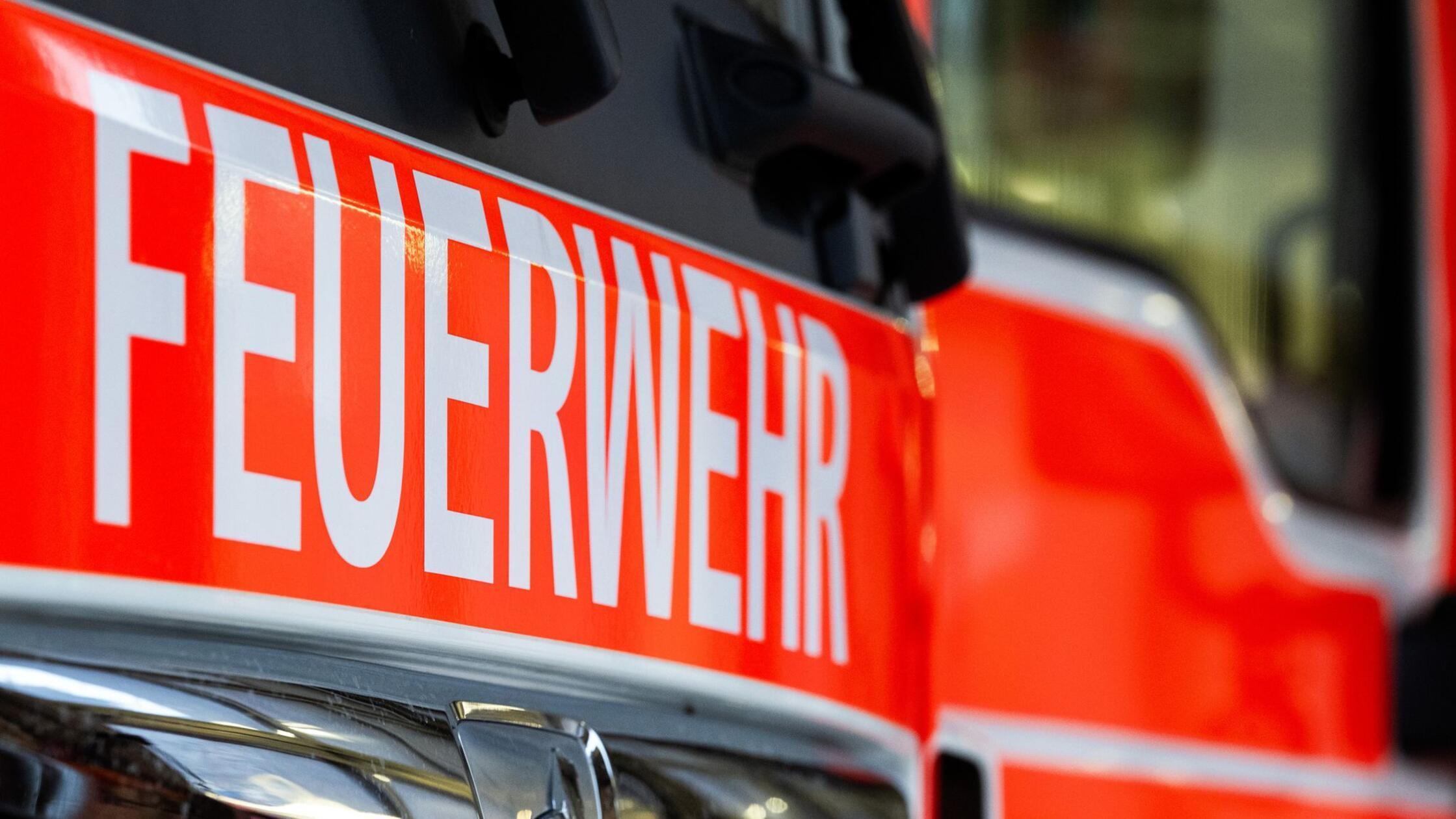 Feuerwehrleute l&ouml;schen den brennenden Schwerlasttransporter. (Symbolbild)