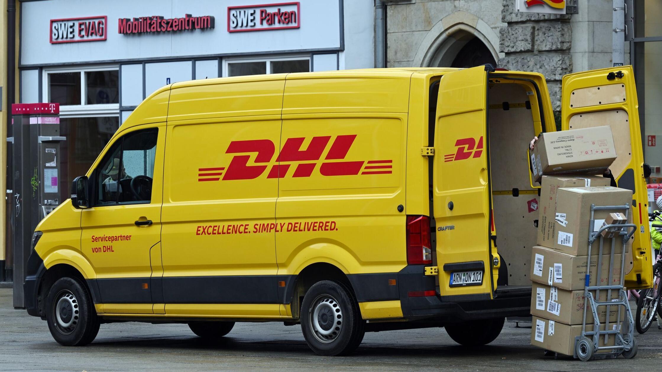 Ein Zustellfahrzeug von DHL steht auf dem Erfurter