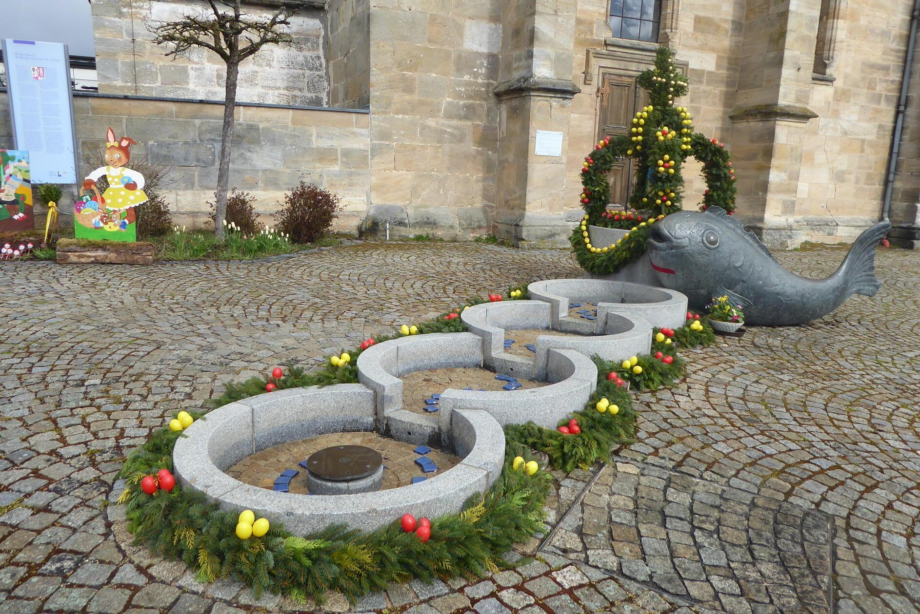 In Oberweilersbach in der Nähe der Buswendeschleife wurden die beiden Pflanzkästen vom Gartenbauverein österlich dekoriert. Dazu zwei Hasen auf der Bank.