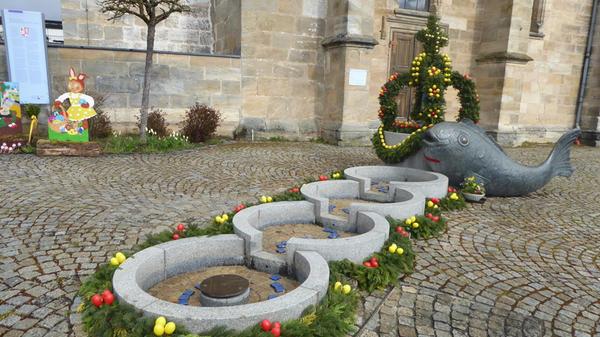 In Oberweilersbach in der Nähe der Buswendeschleife wurden die beiden Pflanzkästen vom Gartenbauverein österlich dekoriert. Dazu zwei Hasen auf der Bank.