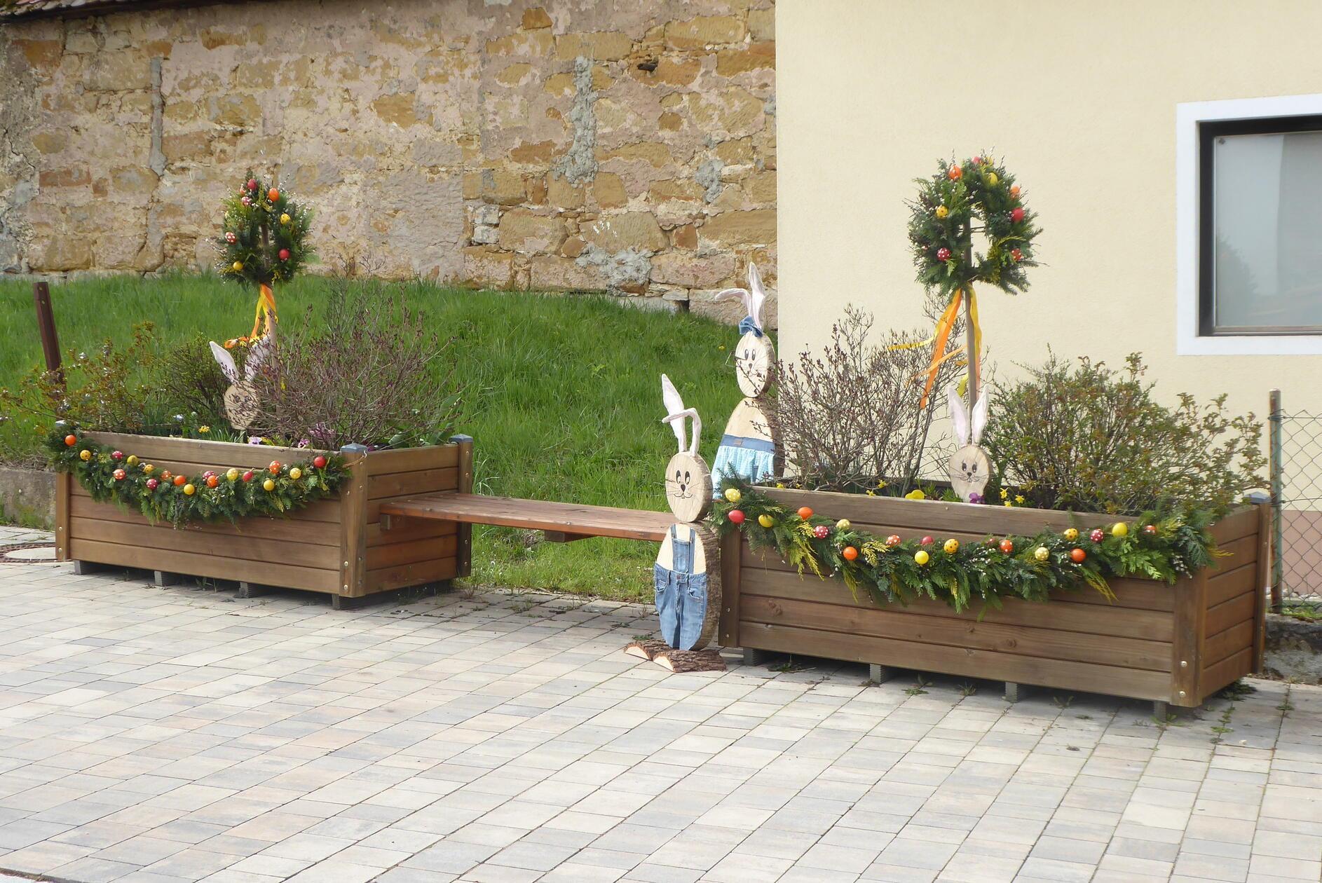 Der Trachtenverein Weilersbach verwandelte den Fischbrunnen am St. Anna-Kirchplatz in einen Osterbrunnen.