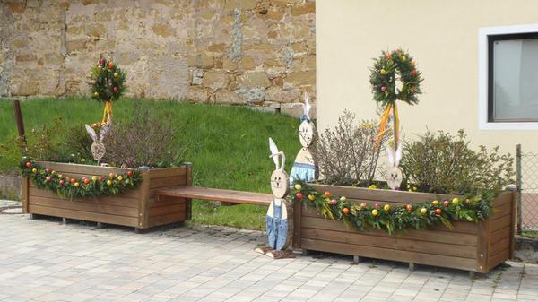 Der Trachtenverein Weilersbach verwandelte den Fischbrunnen am St. Anna-Kirchplatz in einen Osterbrunnen.
