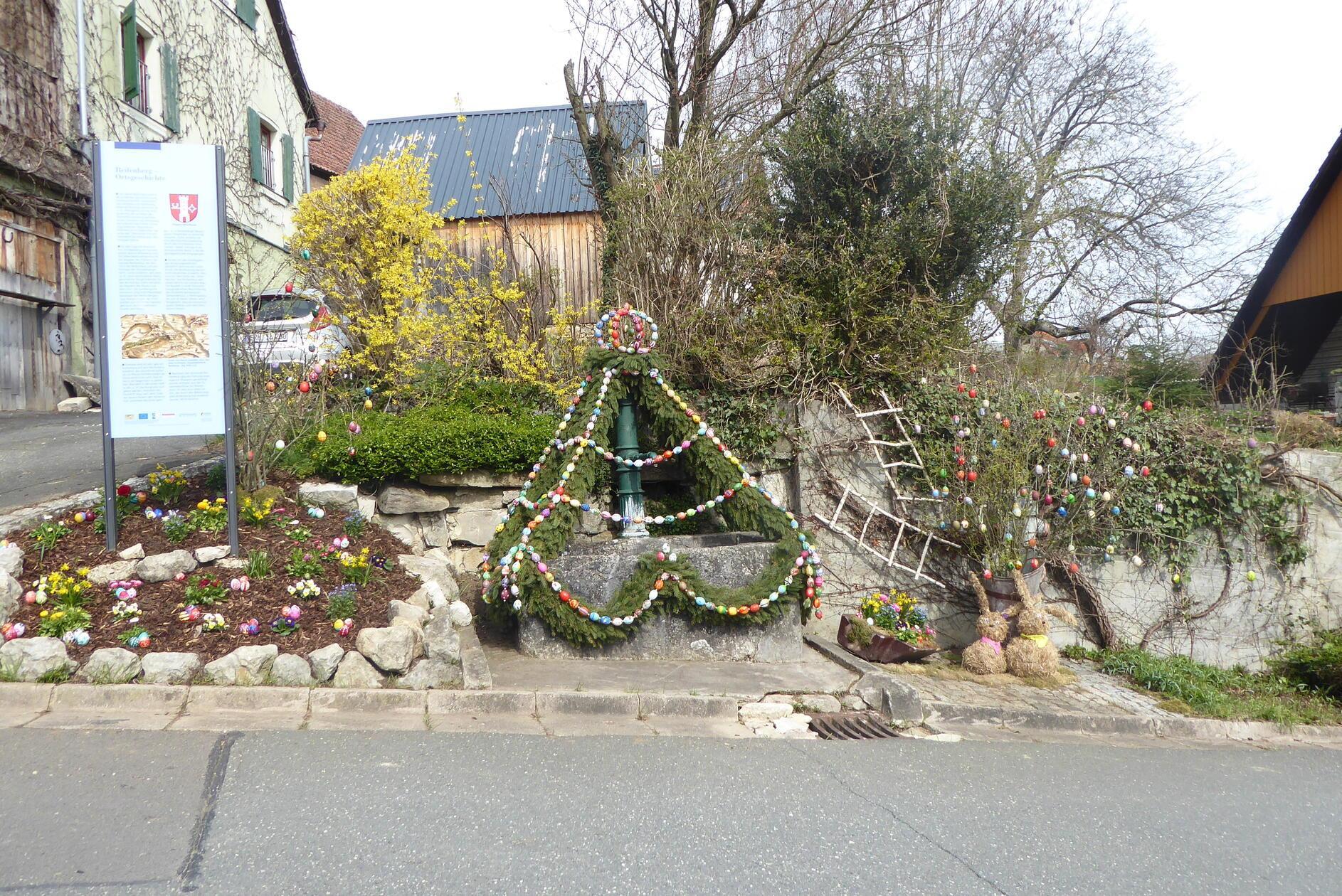 Der von der "Dorfgemeinschaft Reifenberg" geschmückte Brunnen in der Dorfmitte von Reifenberg.
