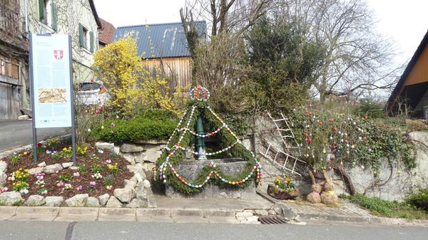 Der von der "Dorfgemeinschaft Reifenberg" geschmückte Brunnen in der Dorfmitte von Reifenberg.