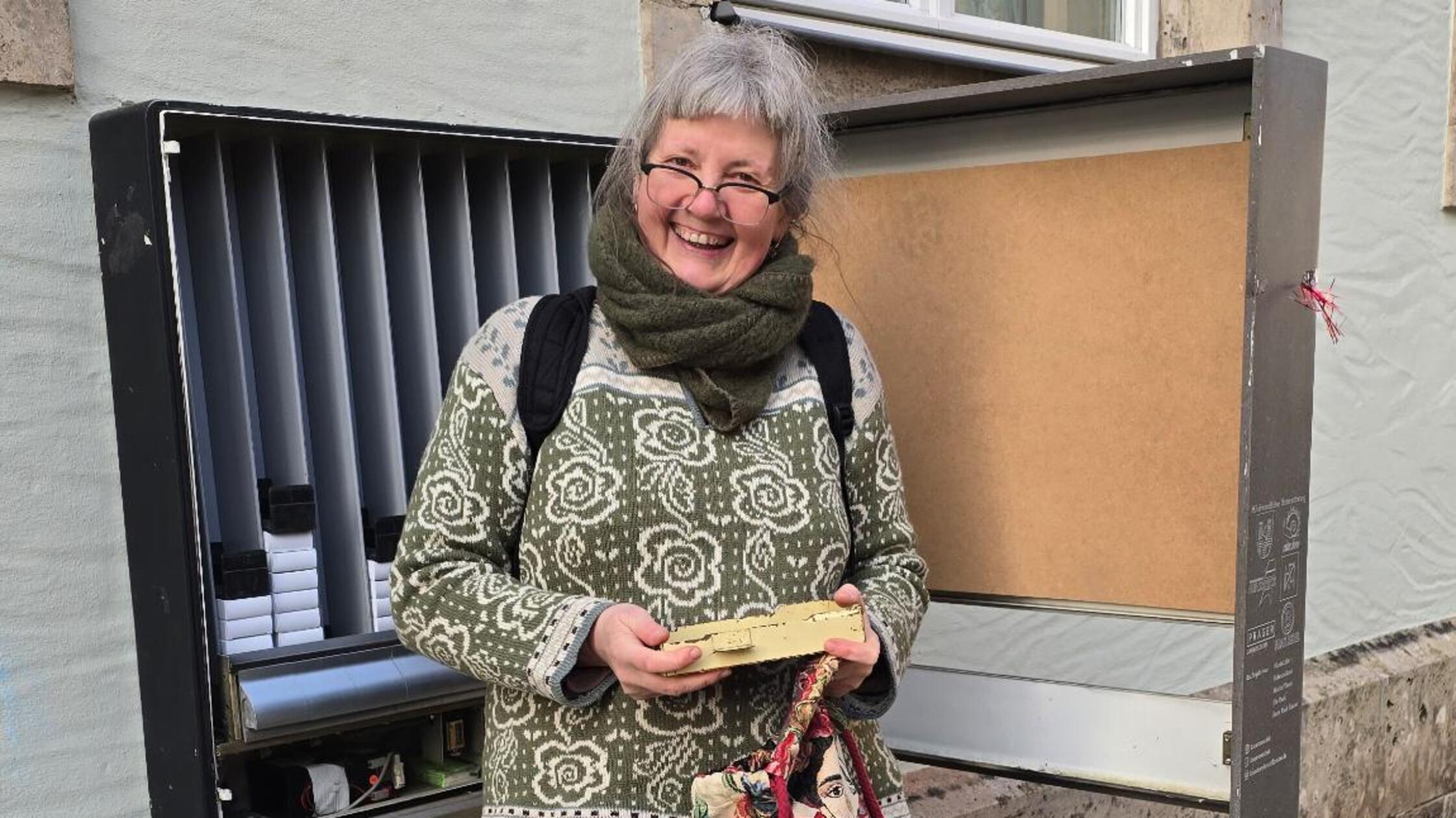 Ute am Kunstomat Barbara Steinbauer