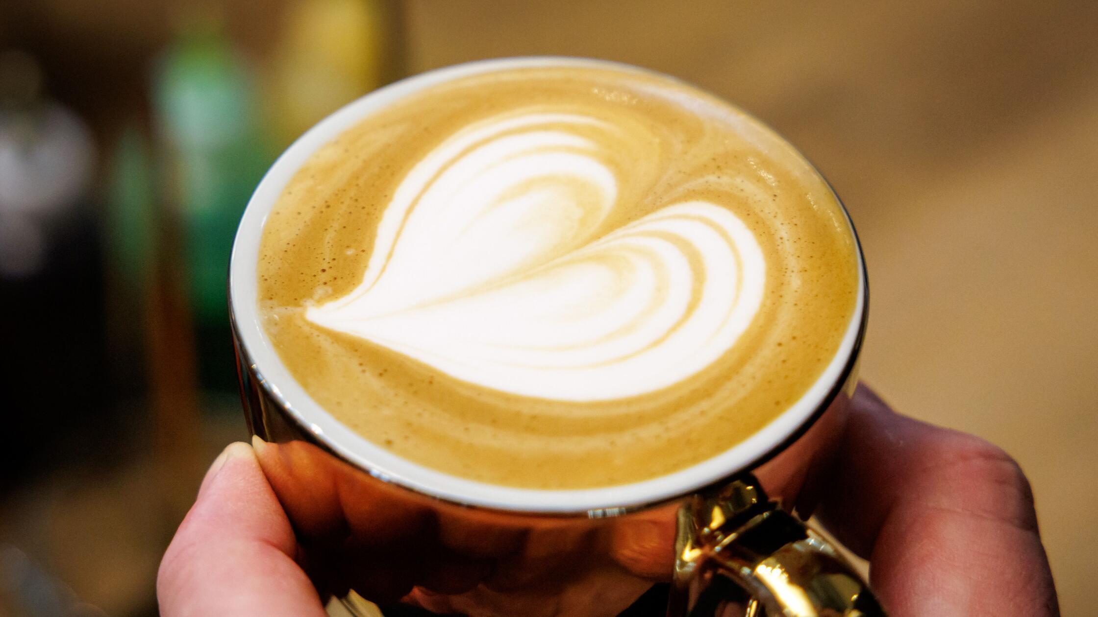 ARCHIV - 12.03.2025, Bayern, Bayreuth: Ein Cappucc