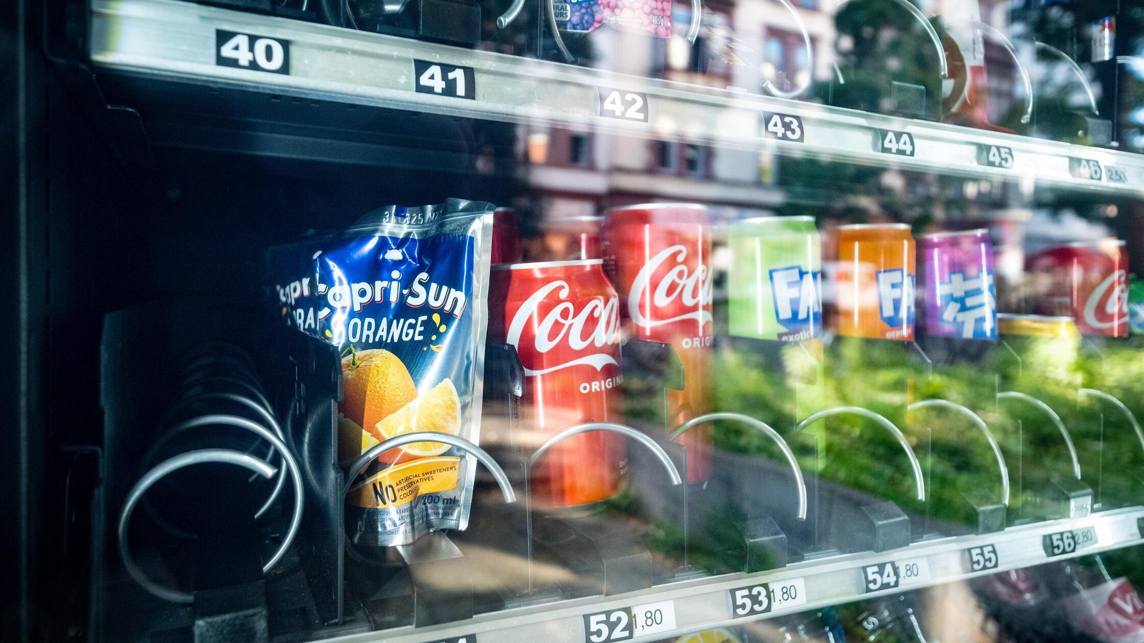 Gezuckerte Getraenke in einem Automaten in Frankfu