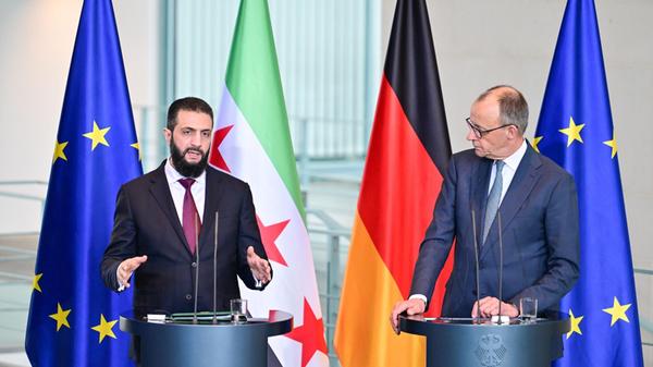 Bundeskanzler Friedrich Merz (CDU, r) und Ahmed al