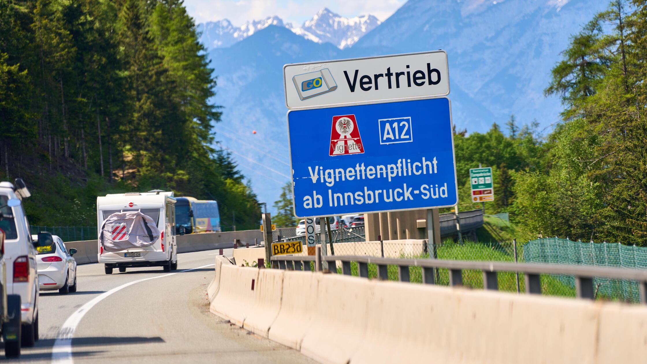 Verkehrsschild auf der Autobahn, Brennerautobahn z