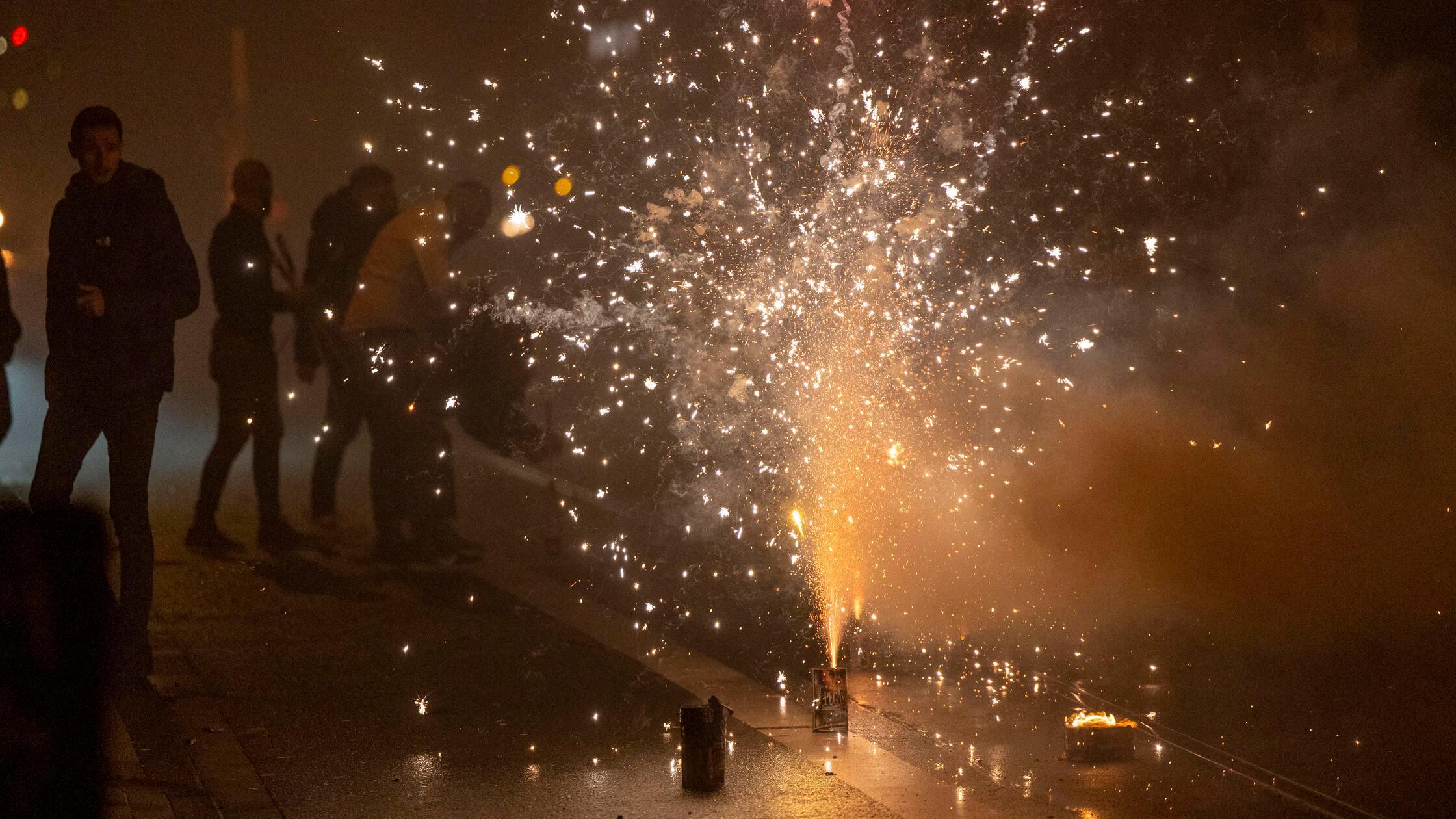ARCHIV - Bei Augenverletzungen durch Feuerwerk ist