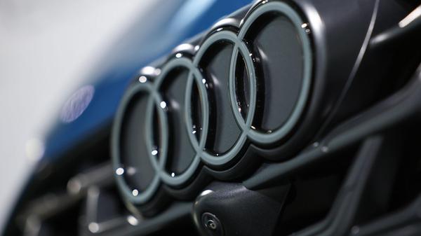 Das Logo von Audi ist an einem Auto in der Firmenz
