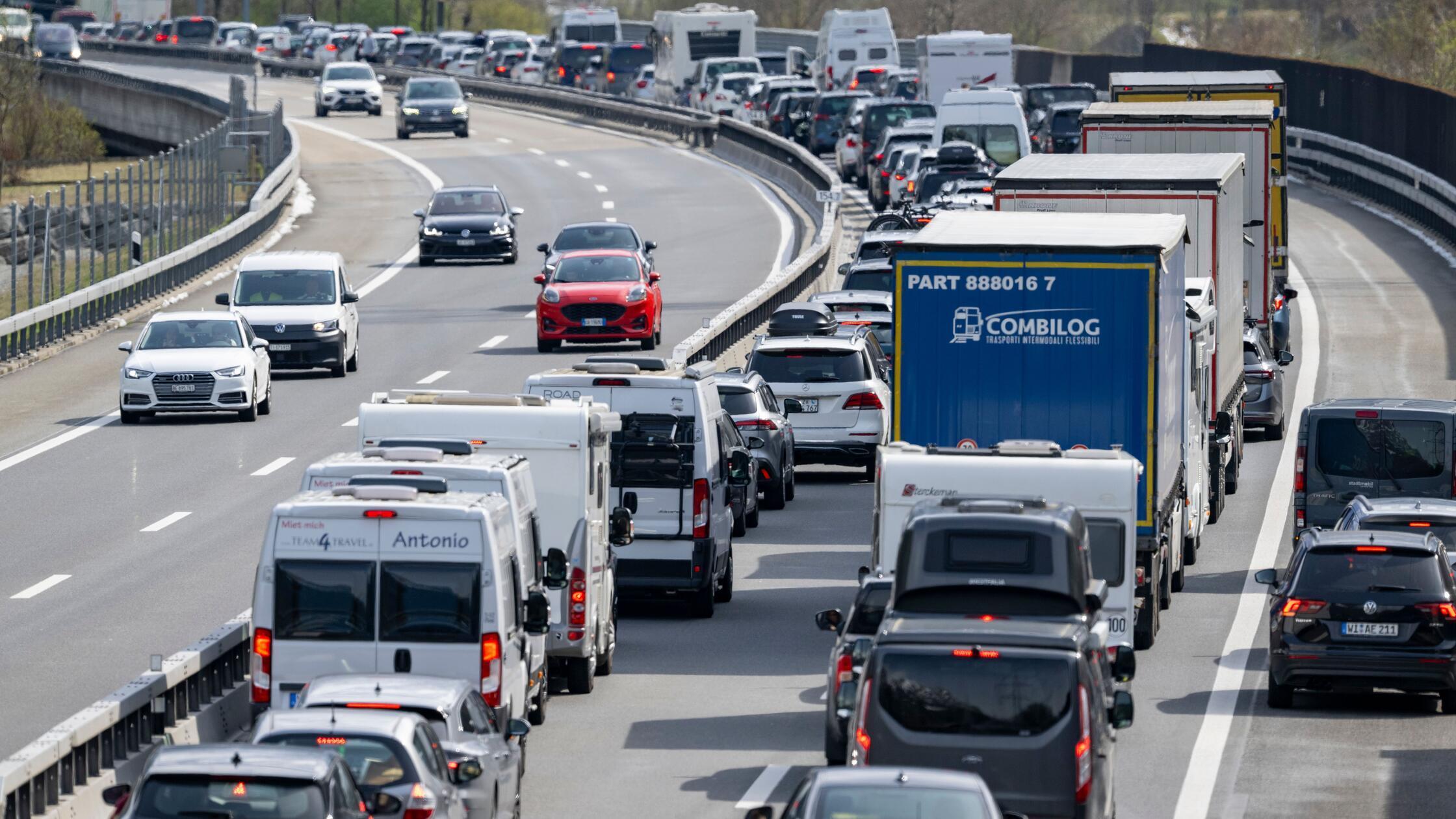 Auf der A7 ist es zu einem schweren Lkw-Unfall gekommen. (Symbolbild)