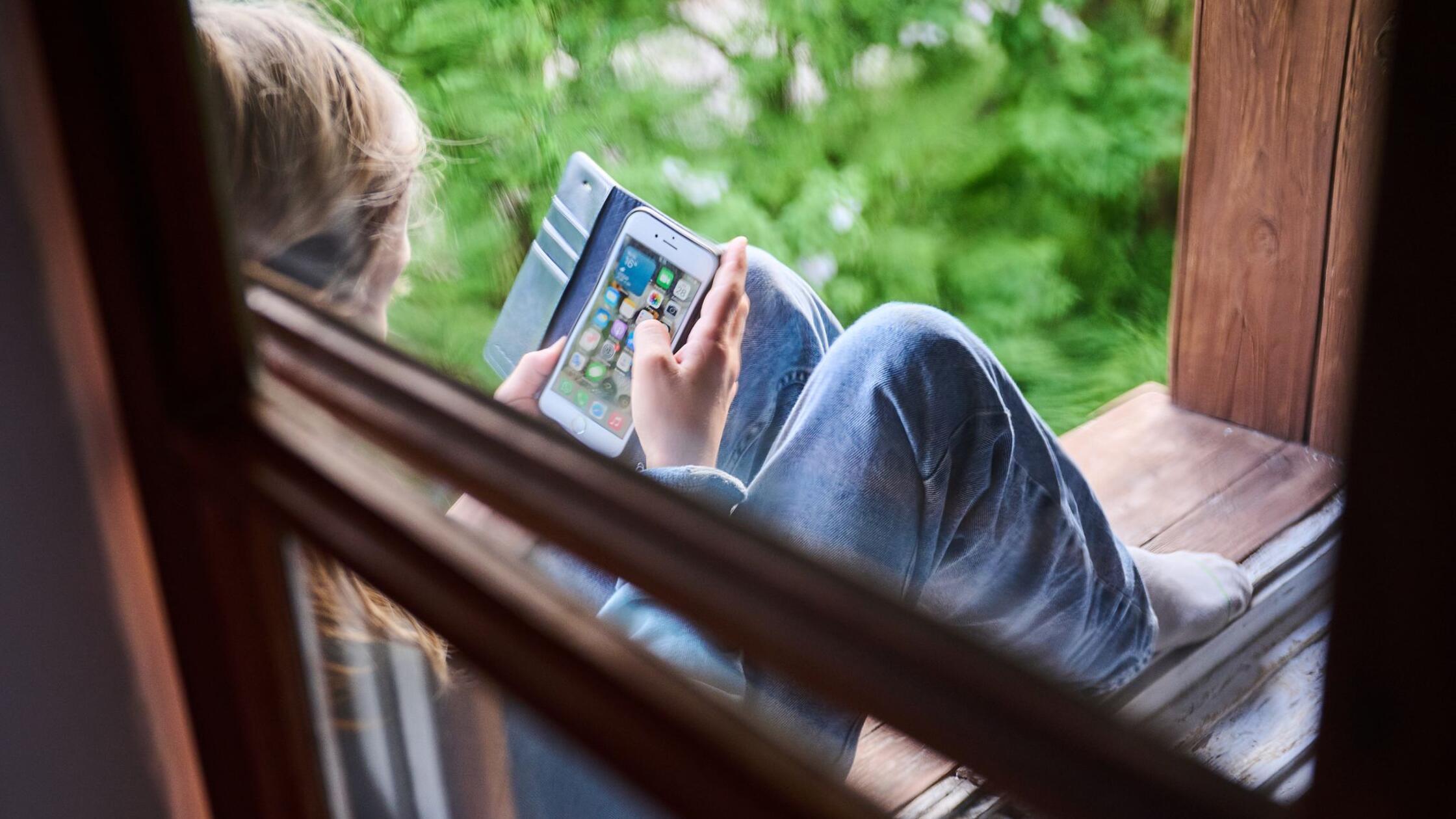 Frankreichs Pr&auml;sident will ein Verbot sozialer Medien f&uuml;r Kinder und Jugendliche bis 15 Jahre zum n&auml;chsten Schuljahr. (Archivbild)