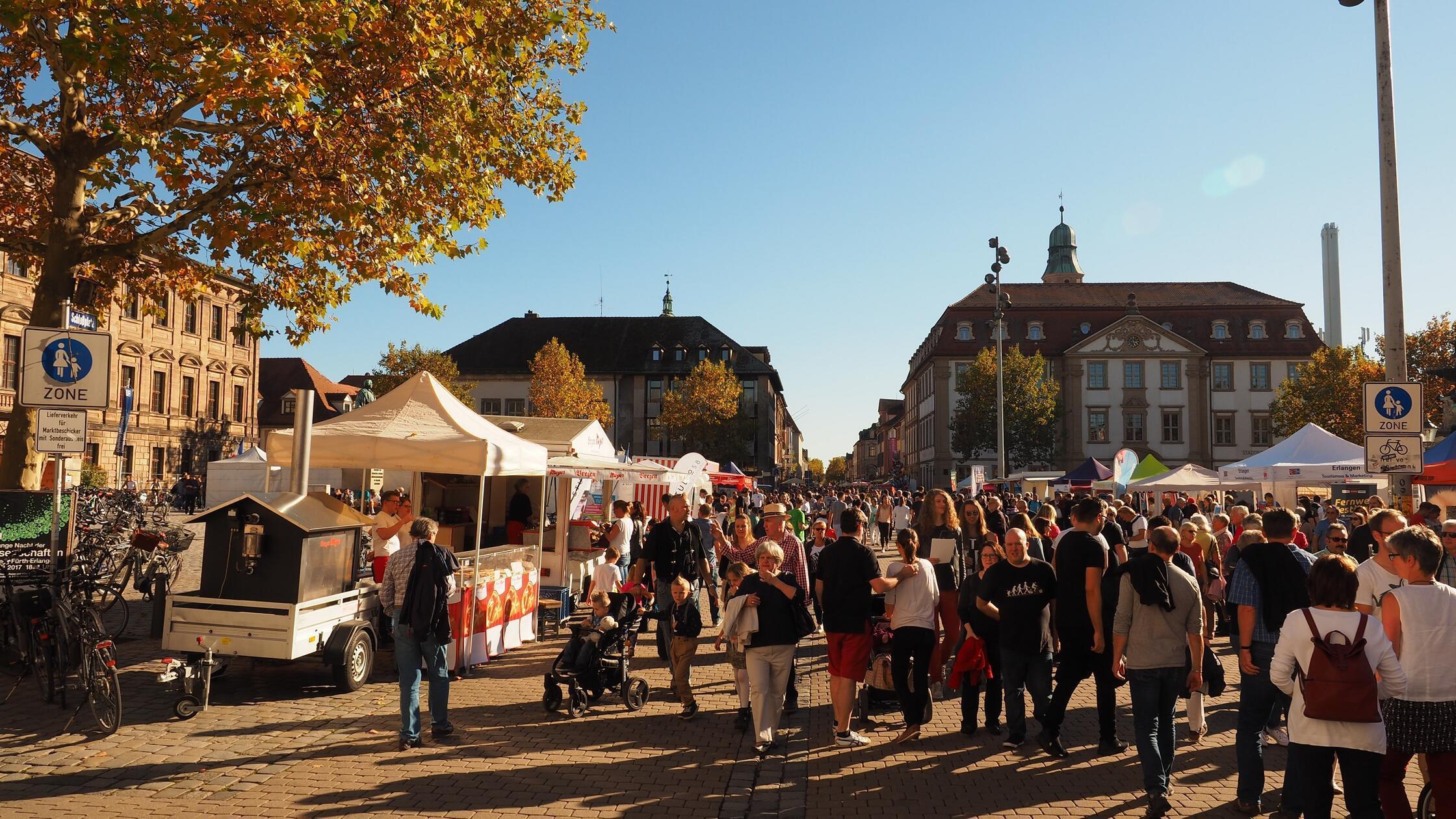 Menschenmengen beim Erlanger Stadtfest