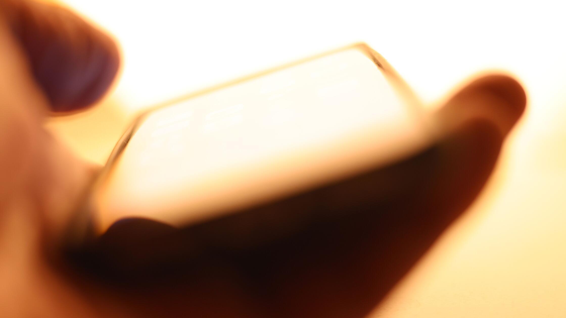 Ein Mann hält ein iPhone4019.jpg