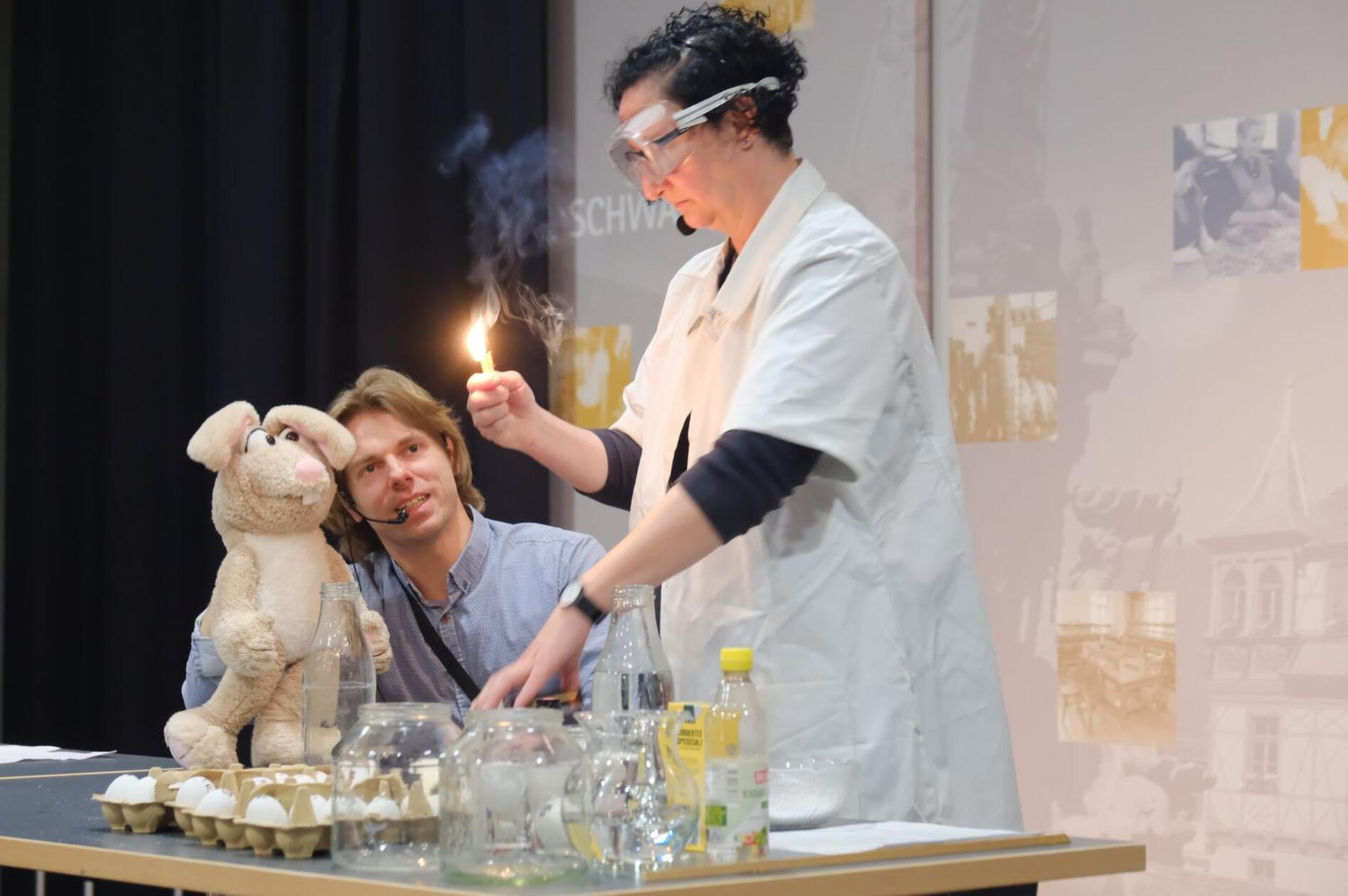 Das Schwabacher Stadtmuseum hat zu Ostern mehrere Aktionen für Kinder und Familien auf Lager. Am Karfreitag schlüpft Museumspädagogin Beate Mayerhofer in den Laborkittel und präsentiert als Prof. Dr. Dr. Dotterweich verblüffende Eier-Experimente. Am Ostersonntag lässt man einen alten Osterbrauch neu aufleben: das Eierhodeln. Geöffnet ist das Haus an allen Feiertagen jeweils ab 14 Uhr.