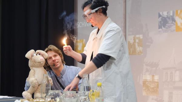 Das Schwabacher Stadtmuseum hat zu Ostern mehrere Aktionen für Kinder und Familien auf Lager. Am Karfreitag schlüpft Museumspädagogin Beate Mayerhofer in den Laborkittel und präsentiert als Prof. Dr. Dr. Dotterweich verblüffende Eier-Experimente. Am Ostersonntag lässt man einen alten Osterbrauch neu aufleben: das Eierhodeln. Geöffnet ist das Haus an allen Feiertagen jeweils ab 14 Uhr.