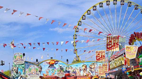 Ab Samstag drehen sich beim Frühlingsfest auf dem Volksfestplatz am Dutzendteich wieder die Karussells – und das diesmal eine Woche länger. Denn heuer feiert man 200 Jahre Nürnberger Herbstvolksfest. Los geht das Spektakel mit dem Anstich mit Volksfestkönigin Christina und lokaler Politprominenz. Beginn: 17 Uhr. Bereits um 16 Uhr findet der traditionelle Volksfestumzug statt.