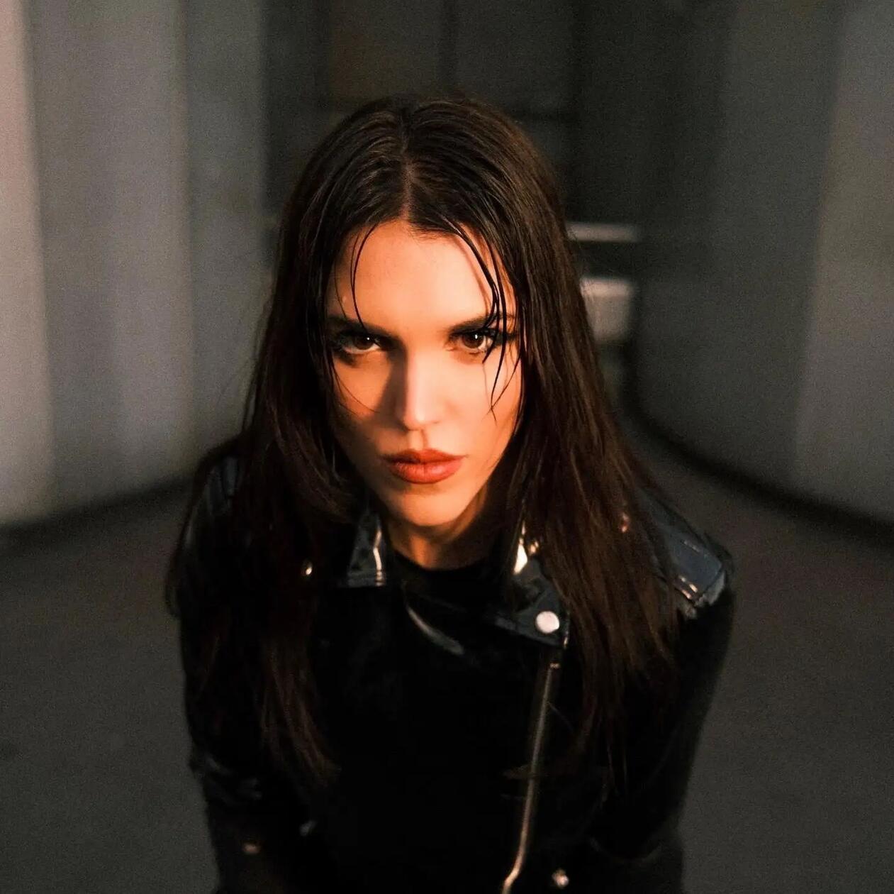 Am Ostersonntag serviert die in Berlin lebende Techno-Kraft Elli Acula groovenden High-Energy-Vierviertelsound in der Rakete. Die Mitbetreiberin des renommierten Spandau20-Labels gastiert im Rahmen von Why So Serious? am Vogelweiher. Während Elli Acula unten den Takt vorgibt, stellt sich oben in der Makrobe das Münchner Label Bull In A China Shop den fränkischen Musikfans vor. Start: 23 Uhr.