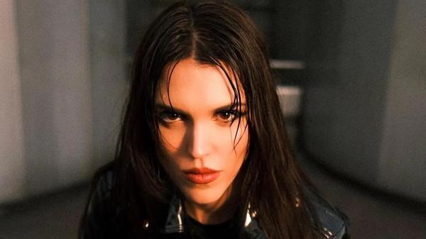 Am Ostersonntag serviert die in Berlin lebende Techno-Kraft Elli Acula groovenden High-Energy-Vierviertelsound in der Rakete. Die Mitbetreiberin des renommierten Spandau20-Labels gastiert im Rahmen von Why So Serious? am Vogelweiher. Während Elli Acula unten den Takt vorgibt, stellt sich oben in der Makrobe das Münchner Label Bull In A China Shop den fränkischen Musikfans vor. Start: 23 Uhr.