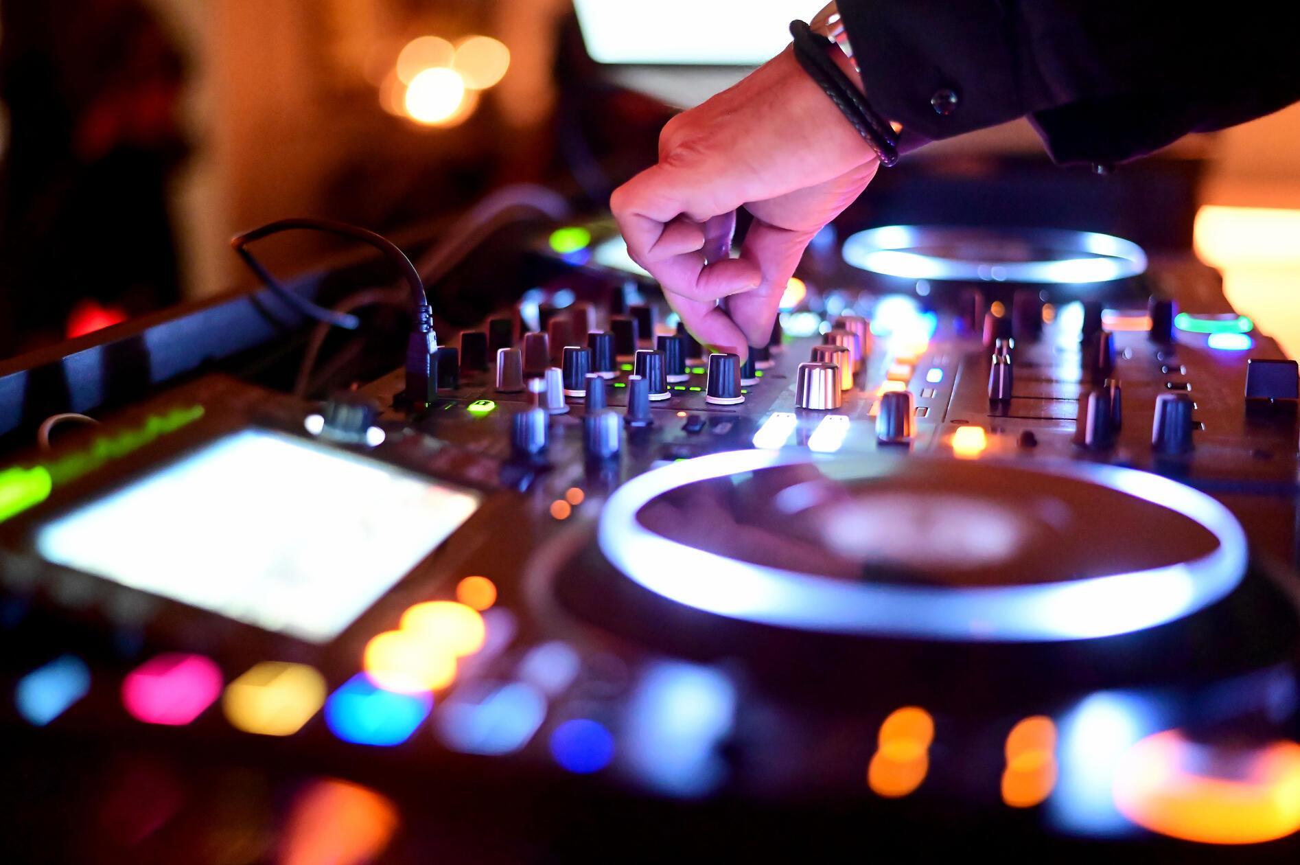 Das Team von Bodega Bass lädt Sonntagabend in die Galerie im Z-Bau. Ab 23 Uhr feuern die lokalen DJs der Reihe, die gerade das Zehnjährige zelebriert, Drum'n'Bass, Breaks und Dubstep auf den Dancefloor.