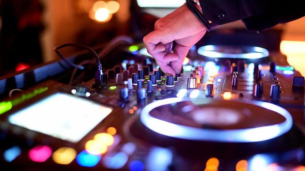 Das Team von Bodega Bass lädt Sonntagabend in die Galerie im Z-Bau. Ab 23 Uhr feuern die lokalen DJs der Reihe, die gerade das Zehnjährige zelebriert, Drum'n'Bass, Breaks und Dubstep auf den Dancefloor.