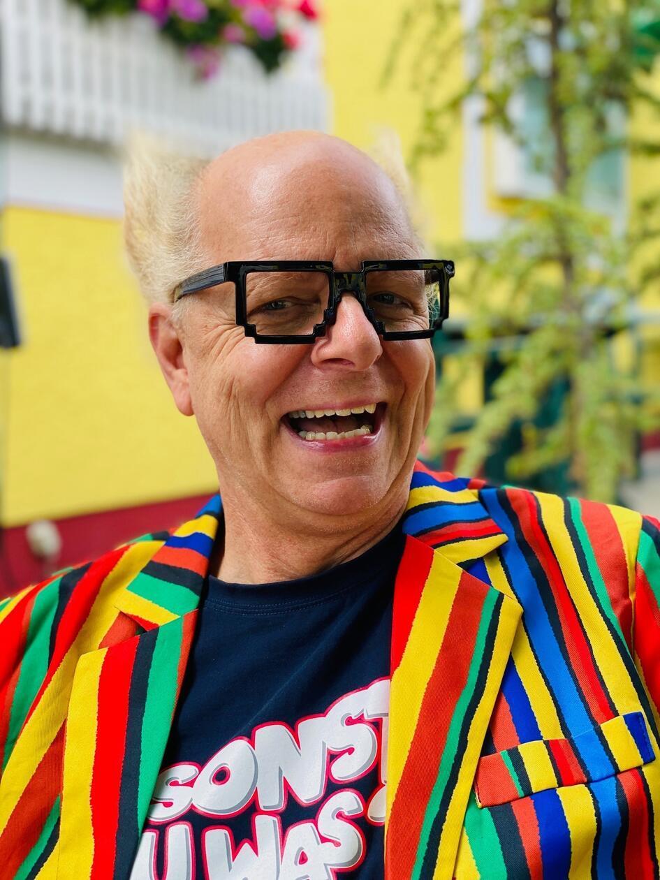 Comedian Atze Bauer ist am Sonntag in der Fortuna Kulturfabrik in Höchstadt am Machen. Ab 19 Uhr bittet der Humorist zu seiner Veranstaltung "Der verrückte Sonntag". Bei der Show handelt es sich um einen Mix aus Musik und Comedy mit verschiedenen Gästen.