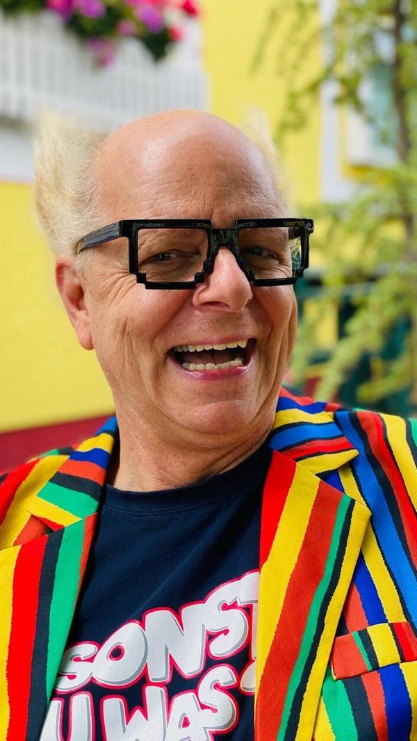 Comedian Atze Bauer ist am Sonntag in der Fortuna Kulturfabrik in Höchstadt am Machen. Ab 19 Uhr bittet der Humorist zu seiner Veranstaltung "Der verrückte Sonntag". Bei der Show handelt es sich um einen Mix aus Musik und Comedy mit verschiedenen Gästen.