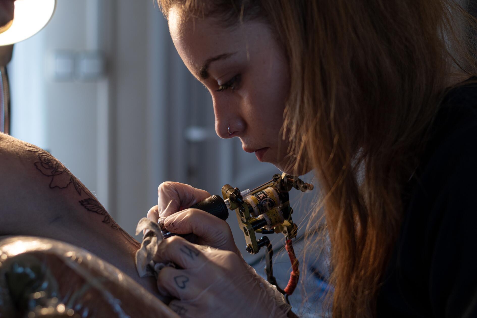 Sie ist ein Event, das unter die Haut geht: die Tattoo Expo. Am Sonntag und Montag findet die Veranstaltung zum neunten Mal im Nürnberger Löwensaal statt. Jeweils ab 11 Uhr kann man sich an den Ständen der Tattoo-Artists informieren und bei Interesse ein Motiv nach Wahl unter die Haut ritzen lassen. Ein Tattoo-Contest, bei dem die besten Arbeiten prämiert werden, Livemusik, Pole Dance und Foodtrucks machen den Weekender rund.