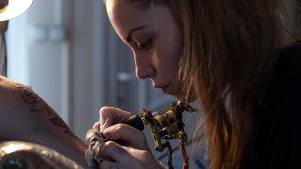 Sie ist ein Event, das unter die Haut geht: die Tattoo Expo. Am Sonntag und Montag findet die Veranstaltung zum neunten Mal im Nürnberger Löwensaal statt. Jeweils ab 11 Uhr kann man sich an den Ständen der Tattoo-Artists informieren und bei Interesse ein Motiv nach Wahl unter die Haut ritzen lassen. Ein Tattoo-Contest, bei dem die besten Arbeiten prämiert werden, Livemusik, Pole Dance und Foodtrucks machen den Weekender rund.