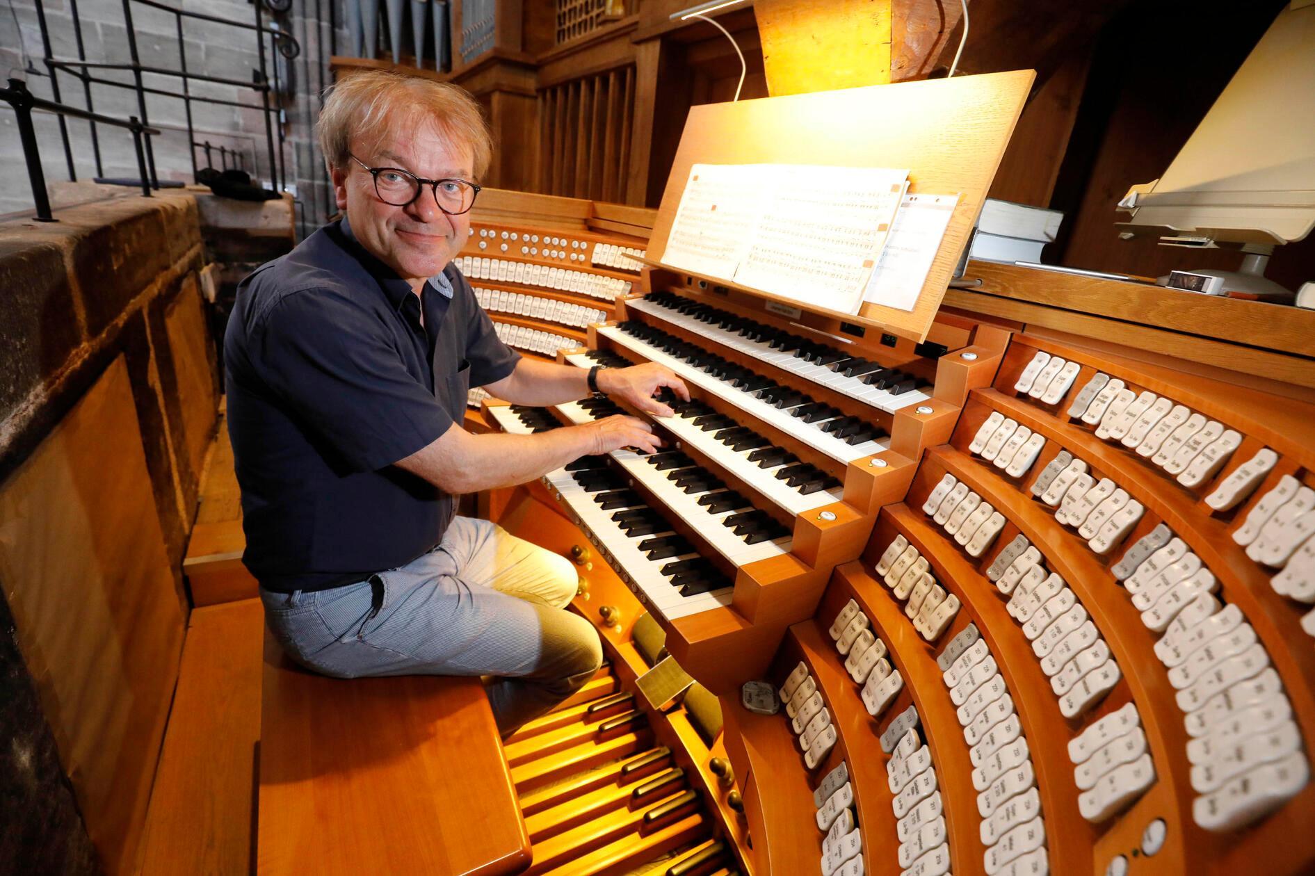 Ein ähnliches Event hat die Nürnberger Lorenzkirche einen Tag später im Programm. Im Rahmen einer am Ostermontag um 11.30 Uhr beginnenden Matinée mit dem Titel „Dunkel und Licht / Tod und Leben“ mit Organist Matthias Ank gibt's kraftvolle Werke von der Klassik bis zur Moderne zu hören.
