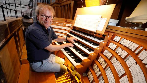 Ein ähnliches Event hat die Nürnberger Lorenzkirche einen Tag später im Programm. Im Rahmen einer am Ostermontag um 11.30 Uhr beginnenden Matinée mit dem Titel „Dunkel und Licht / Tod und Leben“ mit Organist Matthias Ank gibt's kraftvolle Werke von der Klassik bis zur Moderne zu hören.