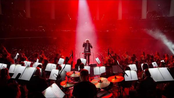 Bei der Veranstaltung "Pop meets Classic" teilen sich eine Band und ein Symphonieorchester die Bühne. Dabei erklingen die größten Hits der Musikgeschichte im klassischen Gewand. Das Erlebnis für alle Sinne macht am Montag in der Nürnberger Meistersingerhalle Halt. Beginn: 19.30 Uhr.