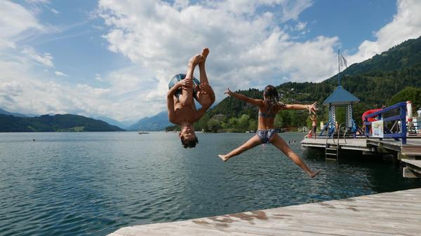 Die Kinder könnten ewig mit Anlauf vom Steg im Strandbad Burgstaller in den warmen See springen.