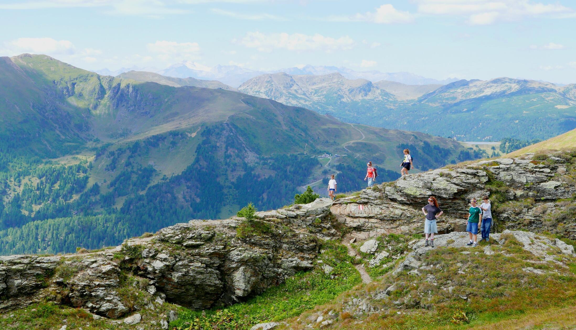 Am Grat des Schoberriegels auf der Turracher Höhe. Dieser Abschnitt heißt "Gruft", es gibt hier eine Felshöhle.