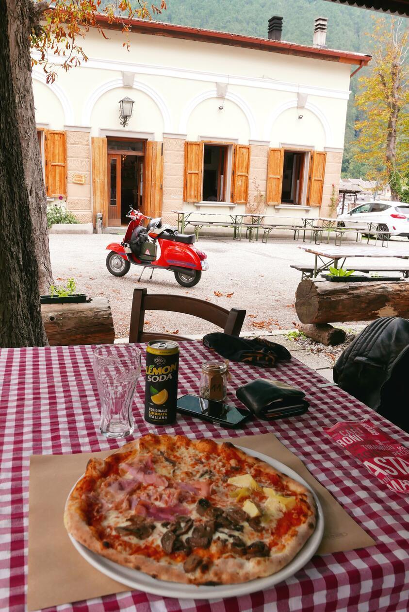 Auf dem Rückweg über Italien muss natürlich eine Pizza gegessen werden.