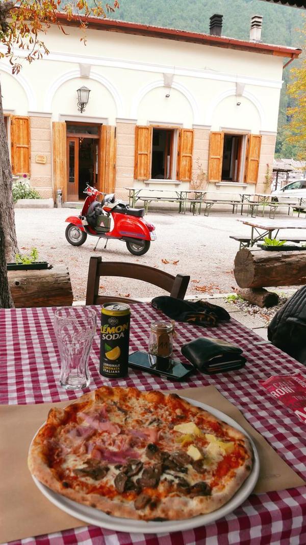 Auf dem Rückweg über Italien muss natürlich eine Pizza gegessen werden.