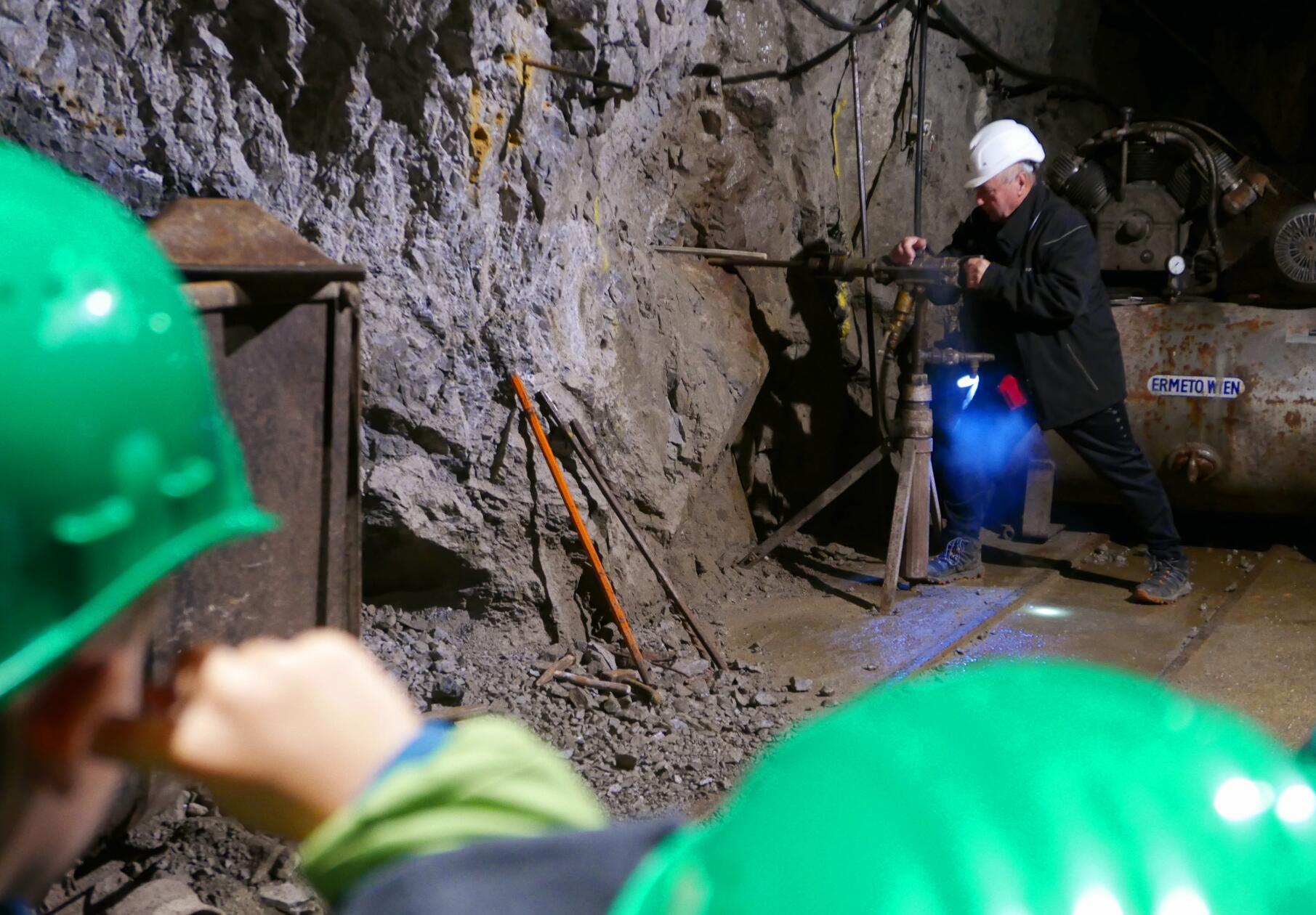 Im Schaubergwerg Terra Mystica wird ein alter Presslufthammer den Kindern vorgeführt.