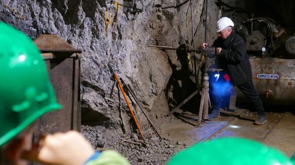 Im Schaubergwerg Terra Mystica wird ein alter Presslufthammer den Kindern vorgeführt.