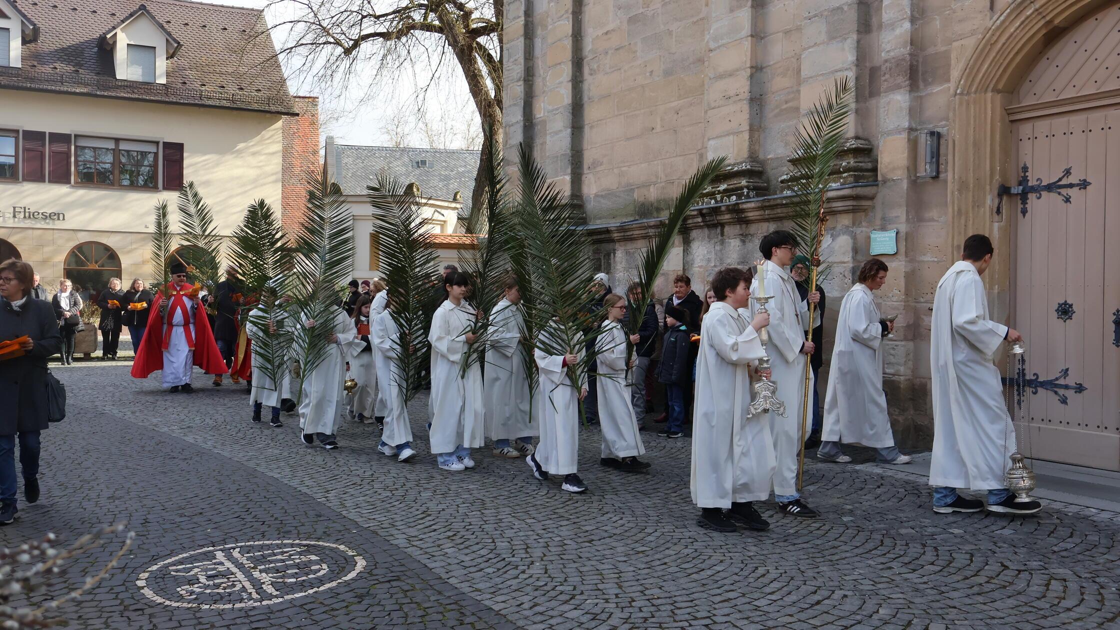 Mit dem langen Zug der Palmprozession von der Lour