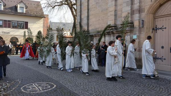 Mit dem langen Zug der Palmprozession von der Lour